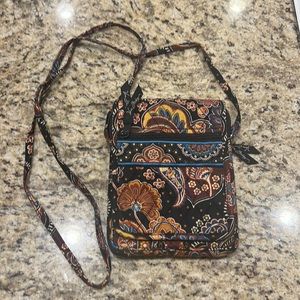 Vera Bradley medium-sized cross-body purse with exterior and interior pockets